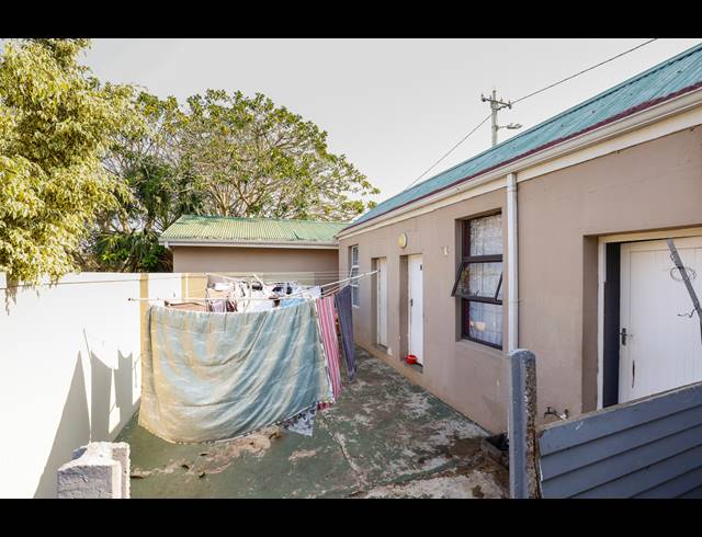 400M² BUILDING FOR SALE IN ESSENWOOD